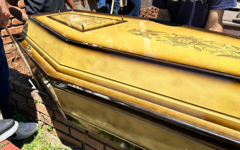 Caixão era maior do que a gaveta disponível para sepultar