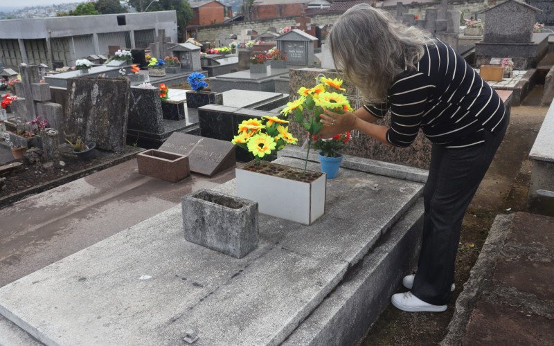 Bernadete deixou flores para familiares no Cemitério Católico do bairro Canudos, em Novo Hamburgo. | abc+