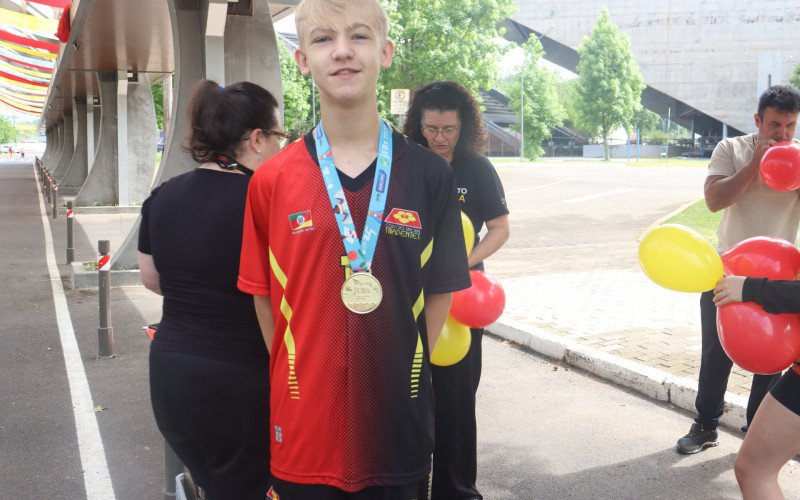 Atleta Leonardo, do time de handebol do Colégio Sinodal Tiradentes, de Campo Bom. | abc+
