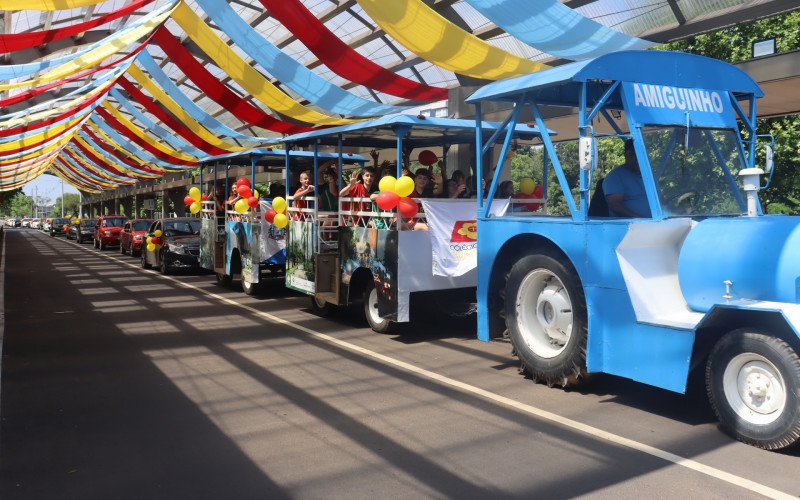 Carreata pela recepção e comemoração de títulos ouro de equipes do Colégio Sinodal Tiradentes de Campo Bom nos Jogos Escolares Brasileiros (Jebs) reuniu dezenas de carros. | abc+