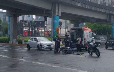 Acidente entre carro e moto deixa uma pessoa ferida na área central de Novo Hamburgo