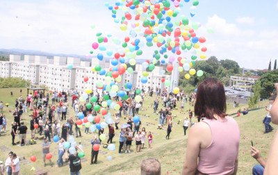 Chuva de pétalas e soltura de balões marcam Dia de Finados no Jardim da Memória