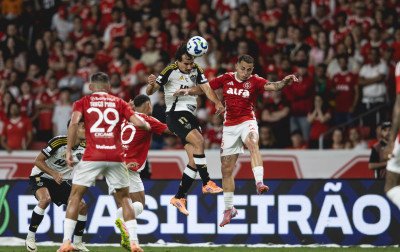 Com um a mais, Inter pressiona, mas não sai do zero contra o Atlético-MG