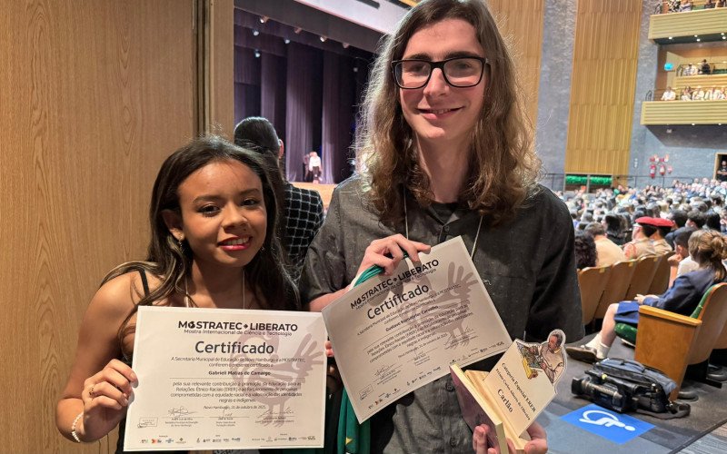 Estudantes da Fundação Liberato premiados na Mostratec, Gabrieli Matias de Camargo e Gustavo Korndörfer Carvalho | abc+