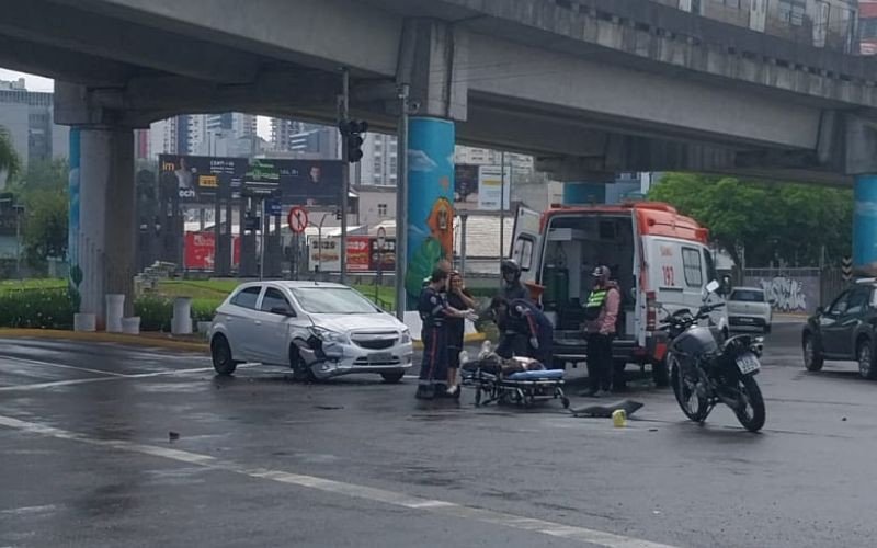 Acidente entre carro e moto deixa mulher ferida em Novo Hamburgo | abc+