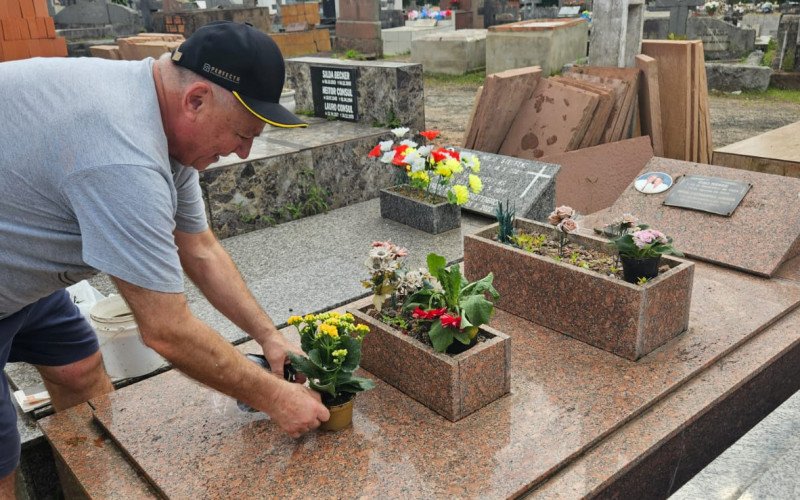 Gilberto Weber, 67 anos, colocou flores no túmulo dos pais