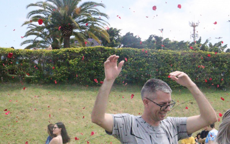 Cemitério Jardim da Memória realiza revoada de balões e chuva de flores no feriado de Finados