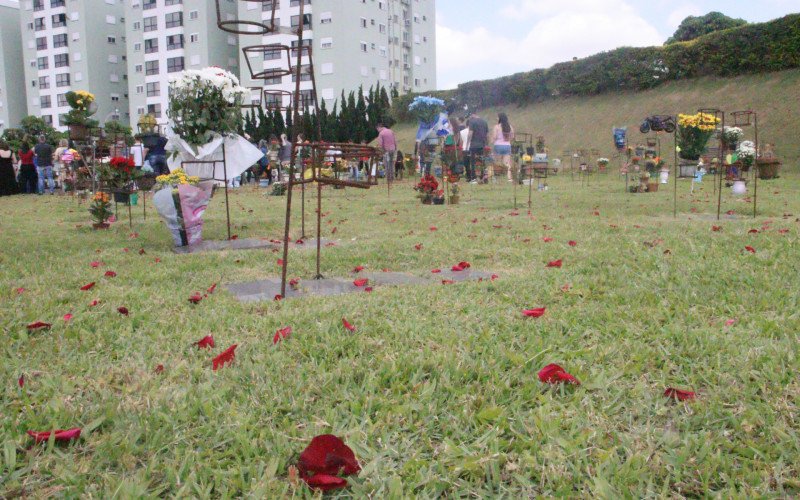 Cemitério Jardim da Memória realiza revoada de balões e chuva de flores no feriado de Finados
