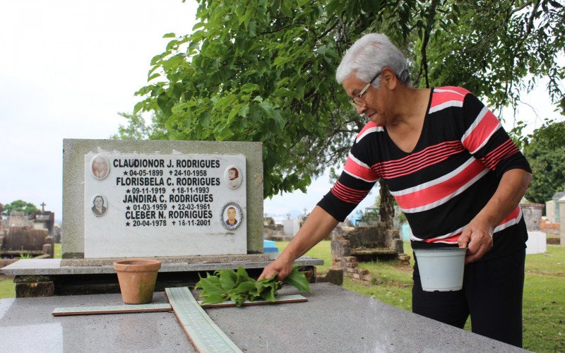 Ângela Pereira Rodrigues prestou homenagens aos entes que partiram na manhã deste domingo (2) | abc+