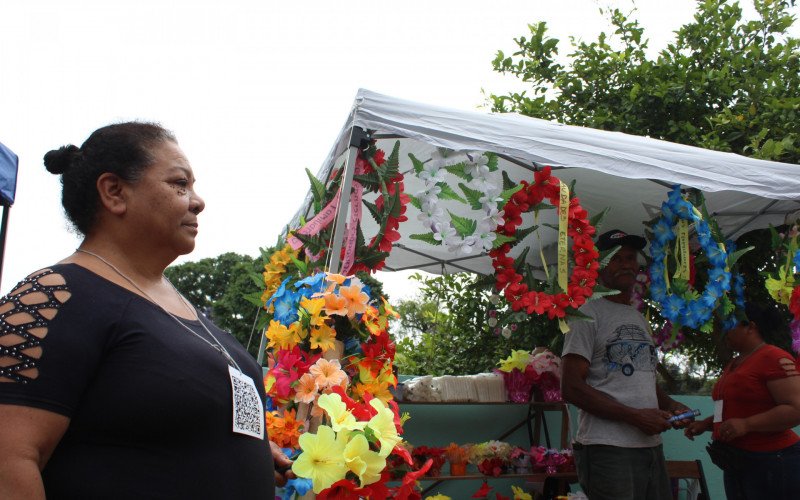A comerciante Nalu Barros trabalha há anos no Dia de Finados vendendo velas e flores em Canoas | abc+