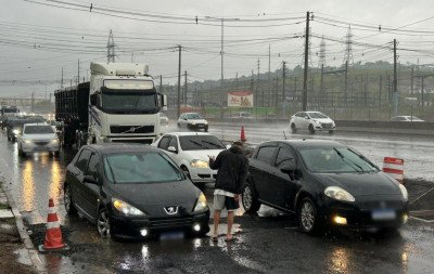 BR-116: Valeta aberta na rua lateral dificulta acesso à Avenida 7 de Setembro, em Novo Hamburgo