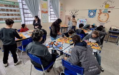 Trabalhos produzidos em oficinas de arte e artesanato em bairros de Gramado entram em exposição