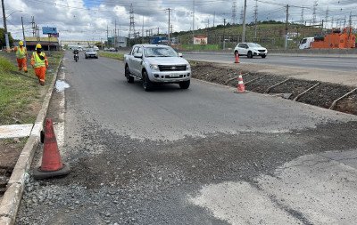 Chovem críticas à valeta aberta em rua lateral da BR-116 após registros de transtornos