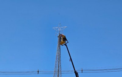 Tradicional árvore de Natal luminosa já está montada na Rua Independência