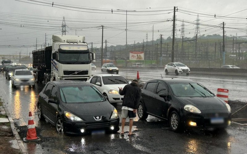 BR-116: Valeta aberta na rua lateral dificulta acesso à Avenida 7 de Setembro, em Novo Hamburgo | abc+