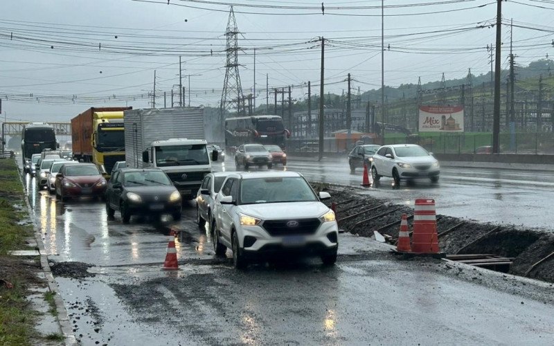 BR-116: Valeta aberta na rua lateral dificulta acesso à Avenida 7 de Setembro, em Novo Hamburgo | abc+