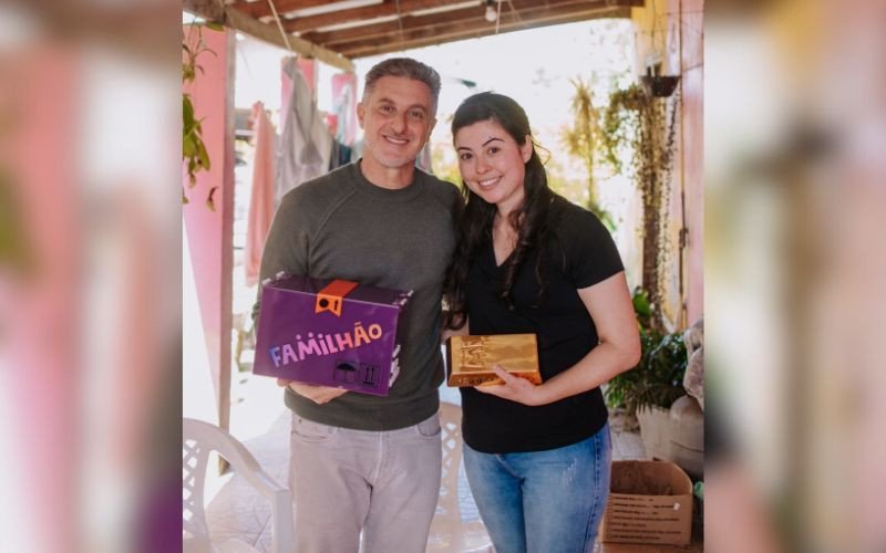 Franciele, gaúcha de São Jerônimo, recebeu o prêmio das mãos de Luciano Huck | abc+