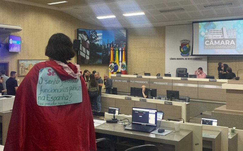 Professores lotam Câmara de Novo Hamburgo em votação que altera regras de aposentadoria | abc+