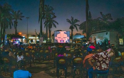 Cinema ao ar livre e pipoca de graça em três cidades da região esta semana