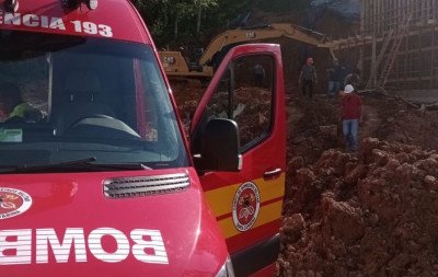 Trabalhadores são surpreendidos por deslizamento e ficam soterrados até o pescoço durante obra em SC