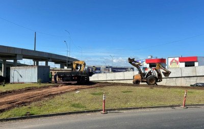 Passarela no Complexo Scharlau começa a ser instalada um ano após inauguração das obras na interseção da RS-240 com a BR-116