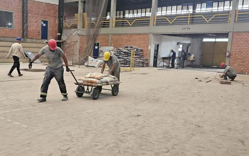 20 operários trabalham na obra que prevê salas de aula e laboratórios, entre outros espaços 