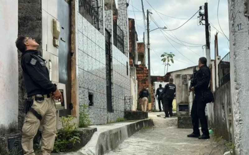 Ação contra o Comando Vermelho prende 35 na Bahia; 1 pessoa foi morta | abc+