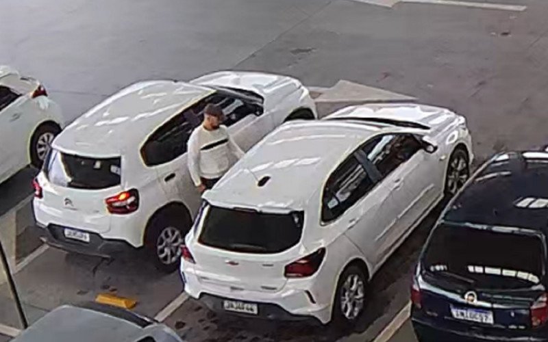 Câmera de segurança mostra momento em que criminoso invade carro para furtar objetos em estacionamento de supermercado de São Leopoldo | abc+