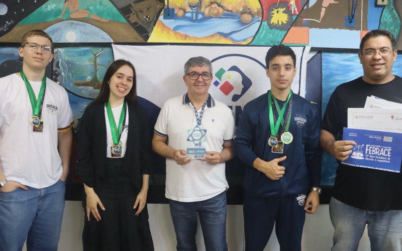 Yago, Mariana, diretor José Silon, Douglas e professor Rinaldo de Almeida, do Instituto Estadual Seno Frederico Ludwig | abc+