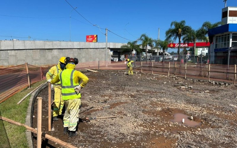 Passarela no Complexo Scharlau começa a ser instalada um ano após inauguração das obras na interseção da RS-240 com a BR-116
