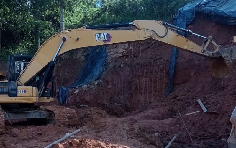 Bombeiros resgatam dois trabalhadores soterrados em Santa Catarina
