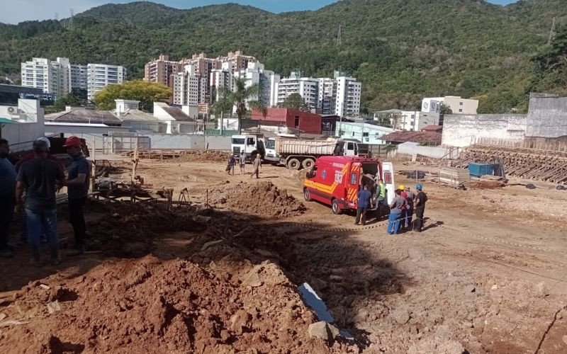 Bombeiros resgatam dois trabalhadores soterrados em Santa Catarina
