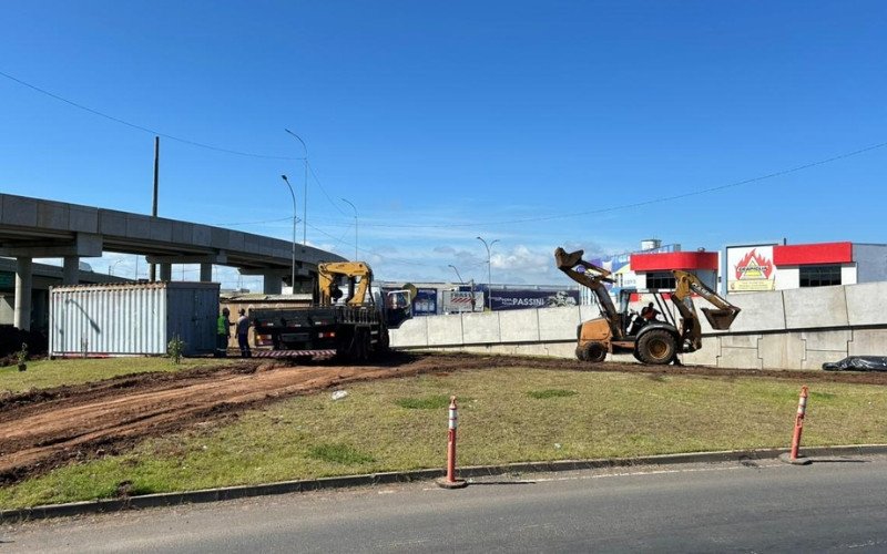 Passarela no Complexo Scharlau começa a ser instalada um ano após inauguração das obras na interseção da RS-240 com a BR-116