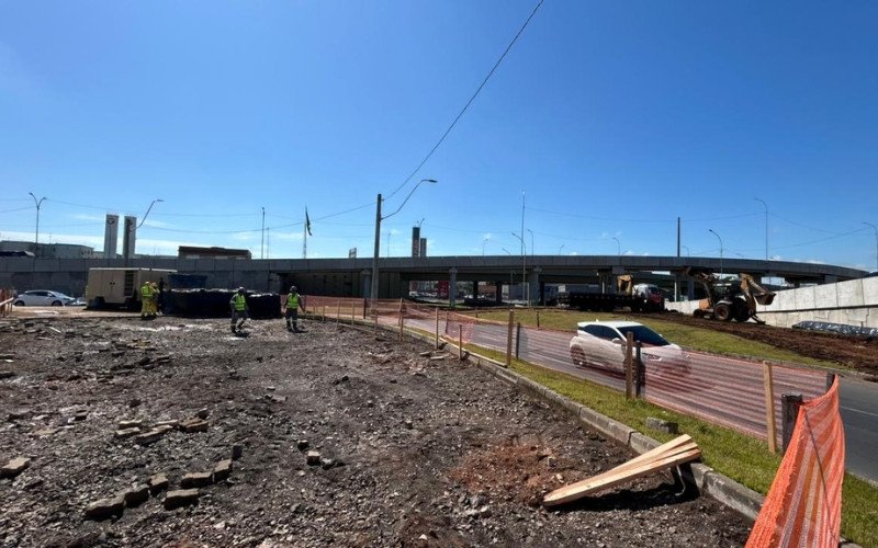 Passarela no Complexo Scharlau começa a ser instalada um ano após inauguração das obras na interseção da RS-240 com a BR-116
