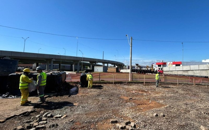 Passarela no Complexo Scharlau começa a ser instalada um ano após inauguração das obras na interseção da RS-240 com a BR-116
