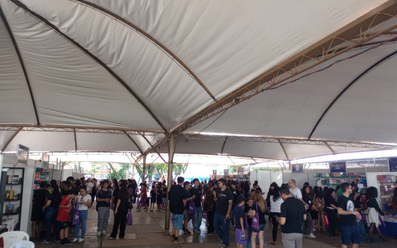 Os alunos puderam, além de passear pelos estandes a procura dos livros de seu interesse