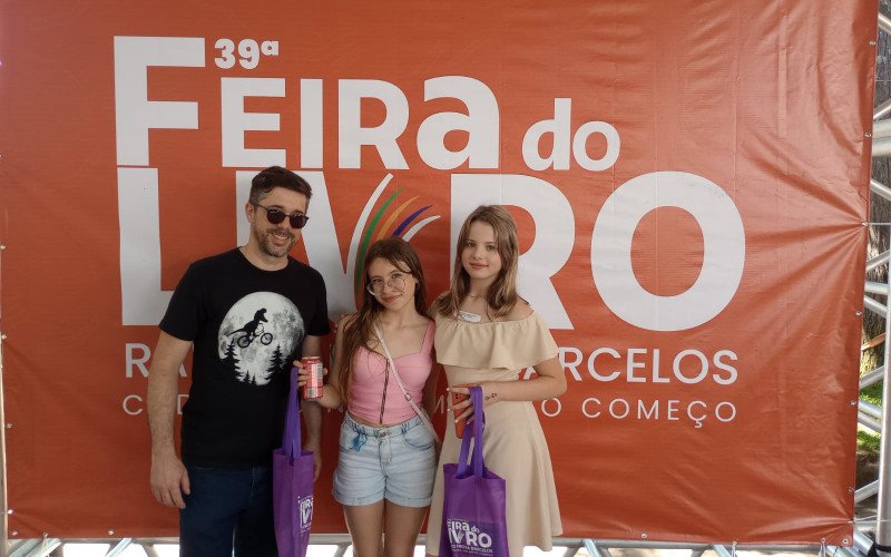 O professor Cristiano Morais Nunes e as alunas Isabela Lemos e Aysha Sott 