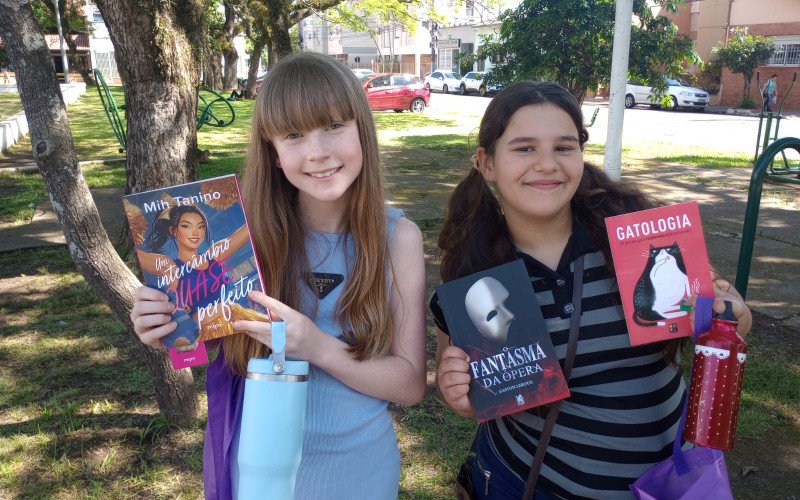 As alunas Lara Fabiana Assmann e Dyenifer Nycoli encontraram os livros que queriam 