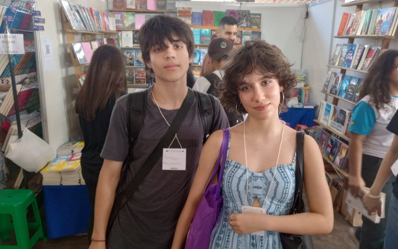 Para os estudantes Bruno Lerner e Rebeca da Silva, por mais que a Feira esteja boa, falta variedades de livros