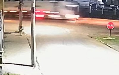 VÍDEO: Menino não consegue parar bicicleta, invade rodovia e é atingido por caminhão no Vale do Sinos