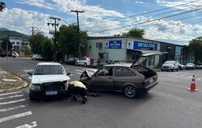 Criança de 6 anos fica ferida em colisão frontal entre dois carros em Novo Hamburgo