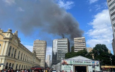 Incêndio atinge estrutura no Centro Histórico e mobiliza bombeiros em Porto Alegre