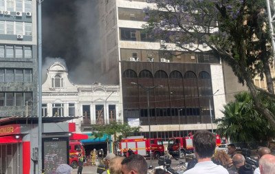 Ao menos 20 pessoas precisam de atendimento médico durante incêndio no Centro Histórico de Porto Alegre