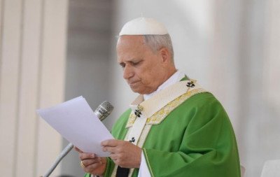 Papa afirma que Jesus é único Salvador e explica regras para veneração a Maria