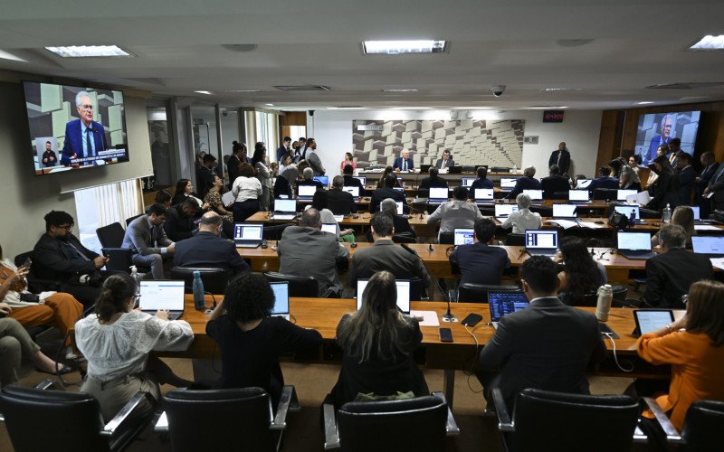 Comissão de Assuntos Econômicos (CAE) realiza reunião com 3 itens. Entre eles, o PL 1.087/2025, que altera as Leis nºs 9.250, de 26 de dezembro de 1995, e 9.249, de 26 de dezembro de 1995, para instituir a redução do imposto sobre a renda devido nas bases de cálculo mensal e anual e a tributação mínima para as pessoas físicas que auferem altas rendas; e dá outras providências. Mesa: presidente da CAE, senador Renan Calheiros (MDB-AL); senador Fernando Farias (MDB-AL). Bancada: senador Jorge Seif (PL-SC); senador Carlos Portinho (PL-RJ); senador Oriovisto Guimarães (PSDB-PR); senador Fernando Dueire (MDB-PE); senador Izalci Lucas (PL-DF); senadora Soraya Thronicke (Podemos-MS); senador Weverton (PDT-MA); senador Jaques Wagner (PT-BA). Foto: Edilson Rodrigues/Agência Senado | abc+