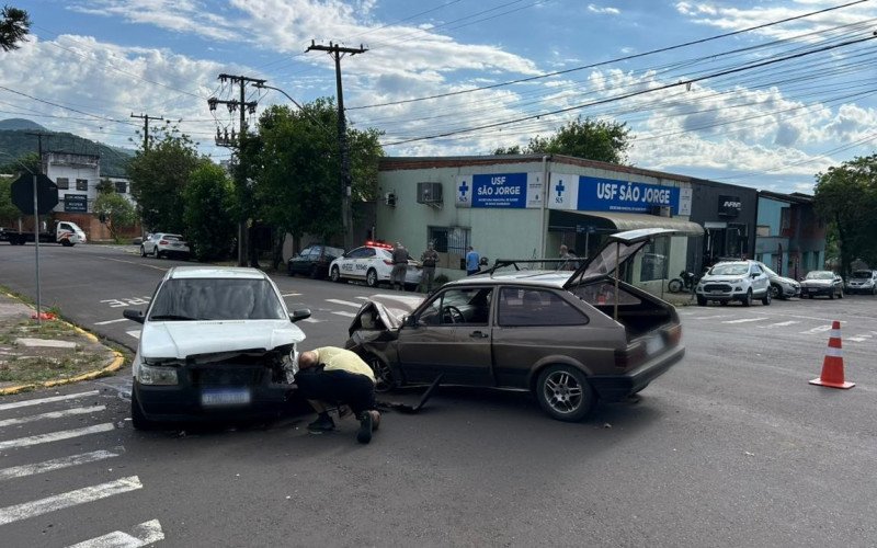 Criança de 6 anos fica ferida em colisão frontal entre dois carros em Novo Hamburgo

