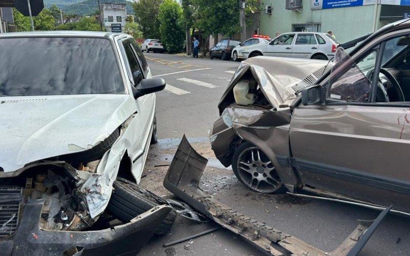 Criança de 6 anos fica ferida em colisão frontal entre dois carros em Novo Hamburgo

