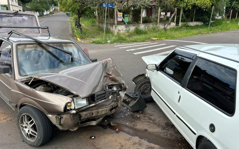 Criança de 6 anos fica ferida em colisão frontal entre dois carros em Novo Hamburgo

