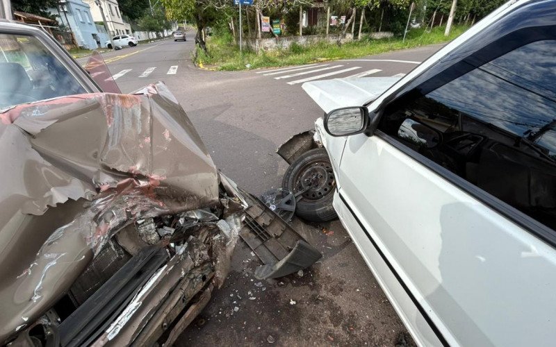 Criança de 6 anos fica ferida em colisão frontal entre dois carros em Novo Hamburgo

