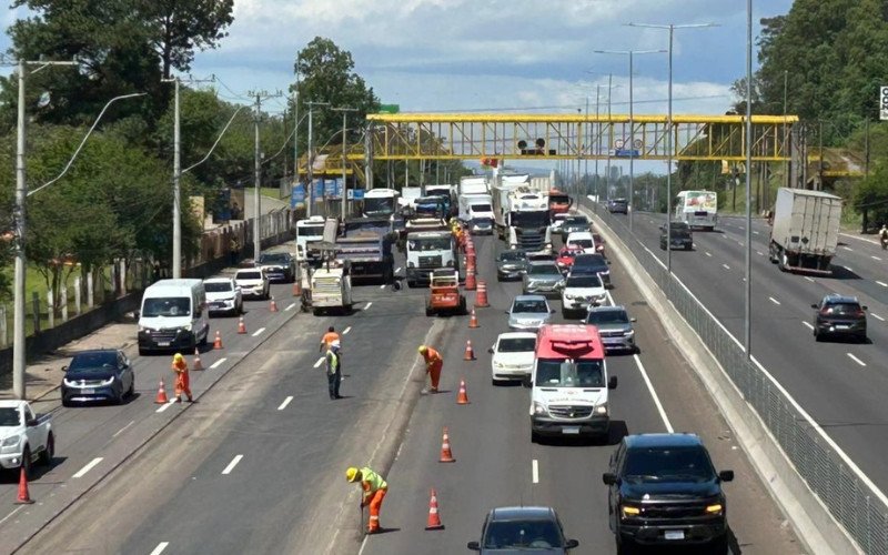Trânsito está lento na BR-116, no sentido capital–interior, entre os viaduto de Sapucaia e Unisinos